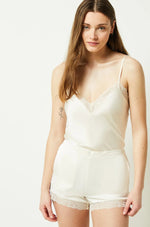 ETAM - מכנסי סאטן קצרים בעיטור תחרה SENTIMENT קרם - MASHBIR//365