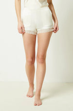 ETAM - מכנסי סאטן קצרים בעיטור תחרה SENTIMENT קרם - MASHBIR//365