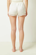 ETAM - מכנסי סאטן קצרים בעיטור תחרה SENTIMENT קרם - MASHBIR//365