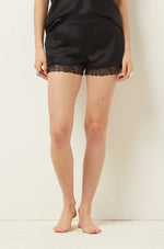 ETAM - מכנסי סאטן קצרים בעיטור תחרה SENTIMENT קרם - MASHBIR//365