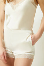 ETAM - מכנסי סאטן קצרים בעיטור תחרה SENTIMENT קרם - MASHBIR//365