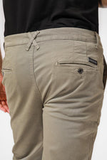 KENNETH COLE - מכנסי כותנה בצבע ירוק זית - MASHBIR//365