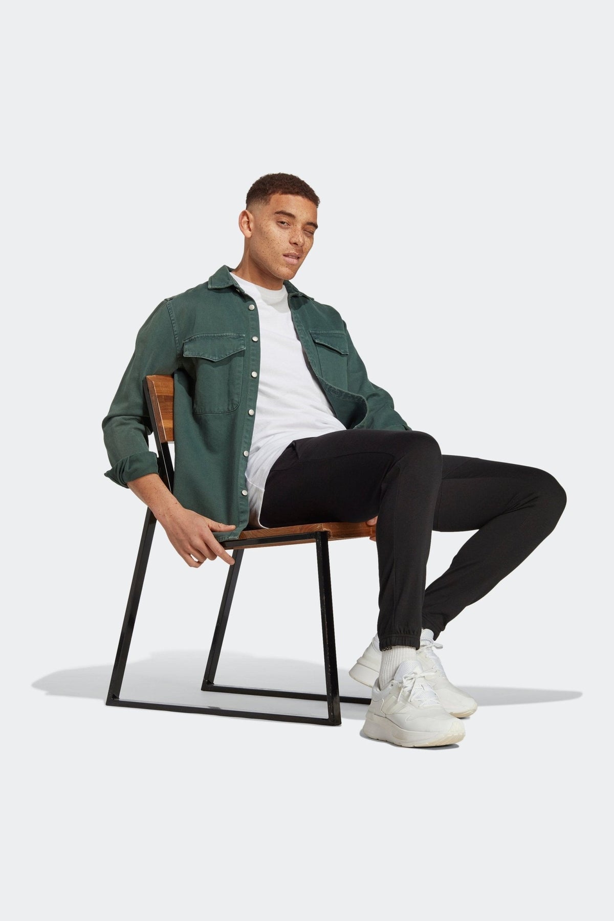 ADIDAS - מכנסיים ארוכים לגברים ESSENTIALS SINGLE JERSEY בצבע שחור - MASHBIR//365