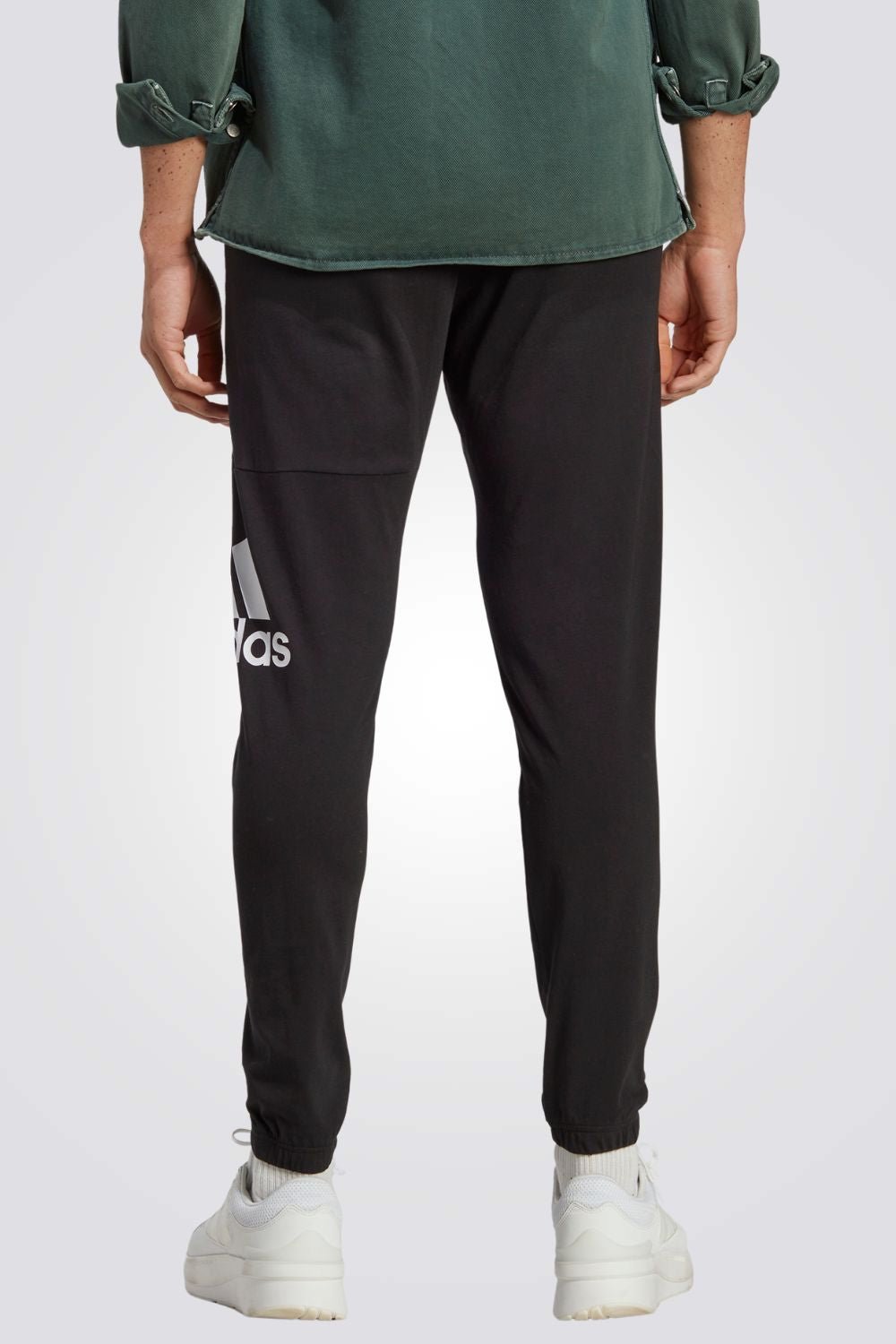 ADIDAS - מכנסיים ארוכים לגברים ESSENTIALS SINGLE JERSEY בצבע שחור - MASHBIR//365