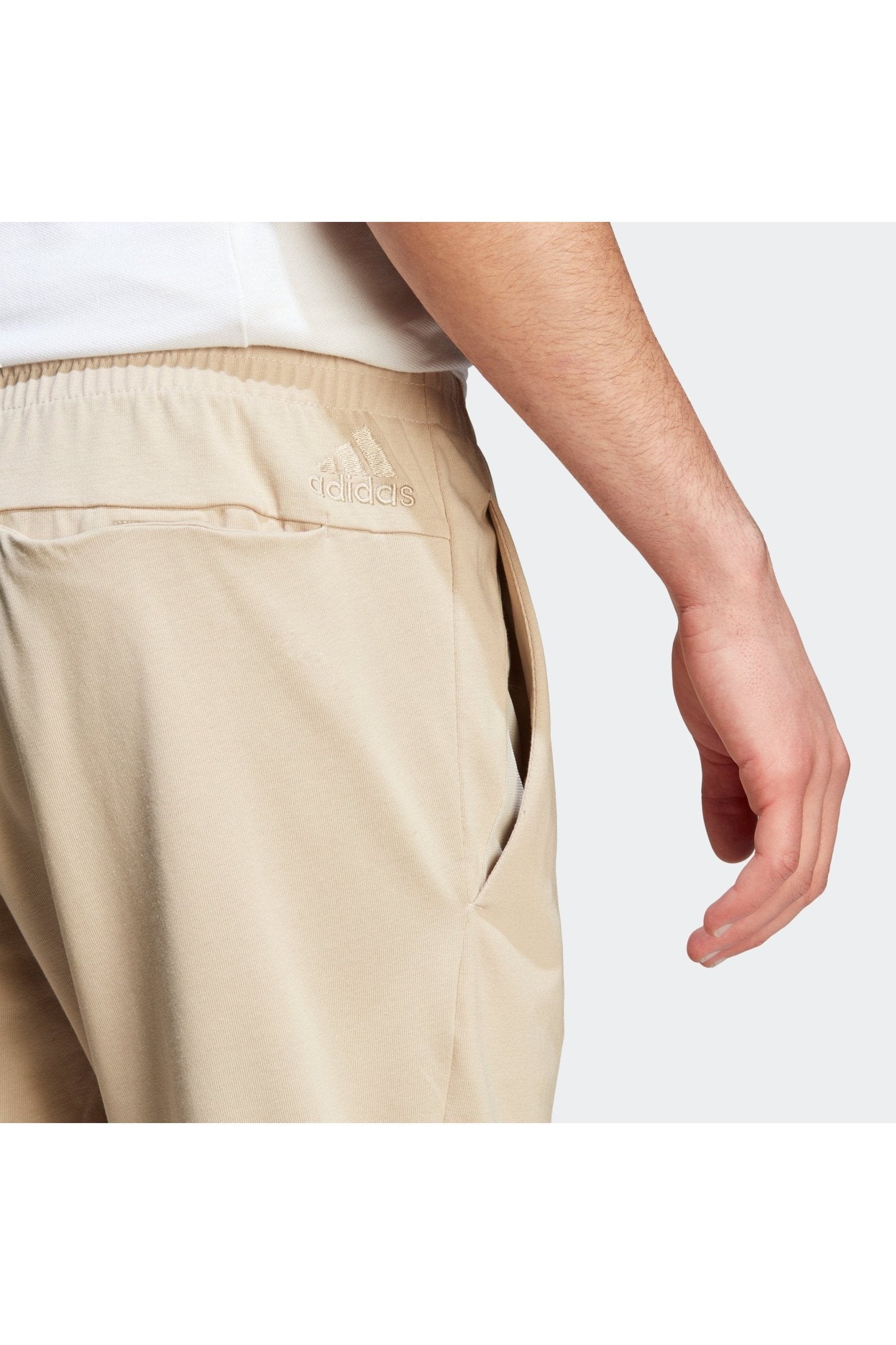 ADIDAS - מכנסיים ארוכים לגברים ESSENTIALS SINGLE JERSEY TAPERED בצבע בז' - MASHBIR//365