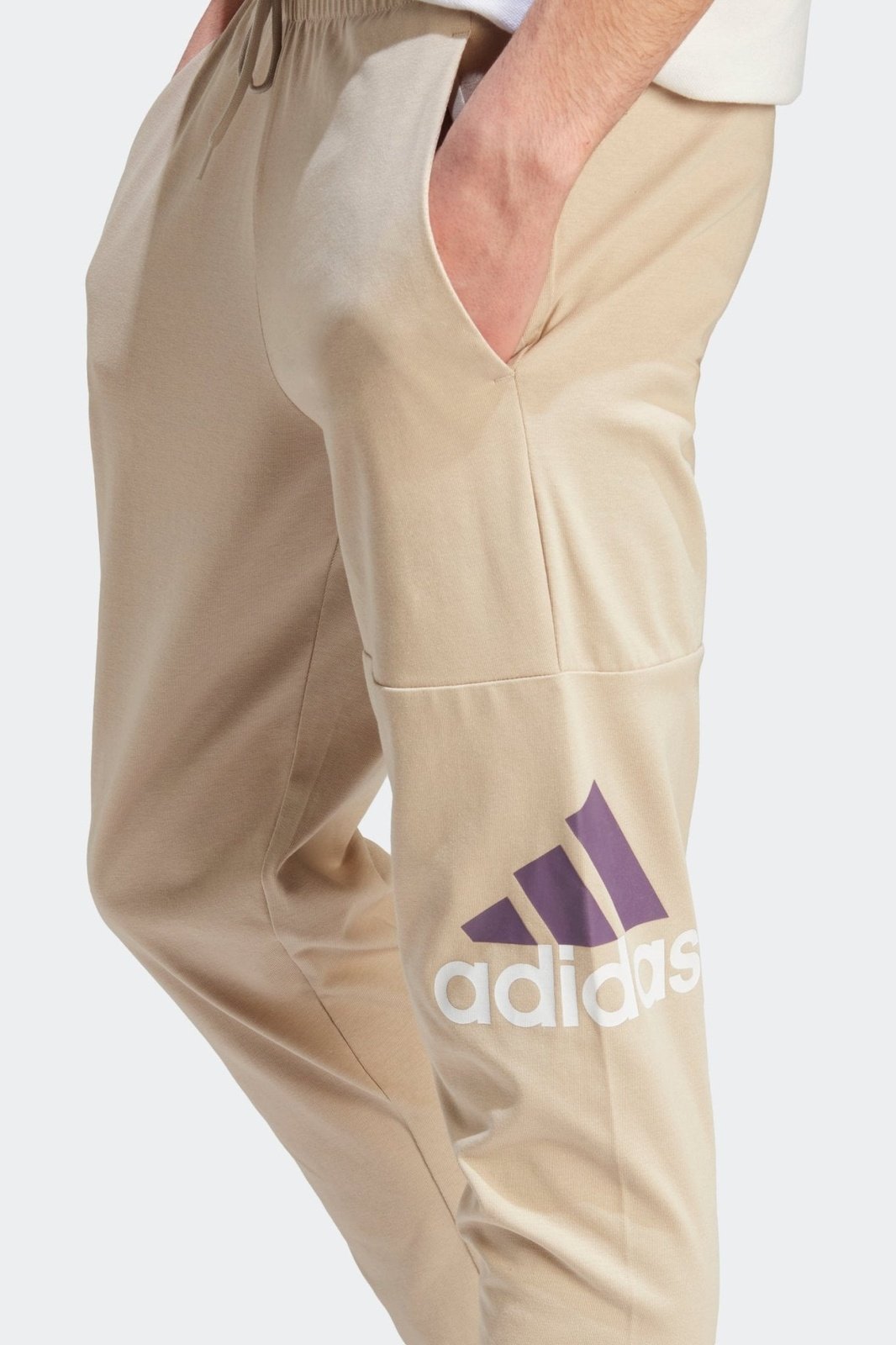 ADIDAS - מכנסיים ארוכים לגברים ESSENTIALS SINGLE JERSEY TAPERED בצבע בז' - MASHBIR//365