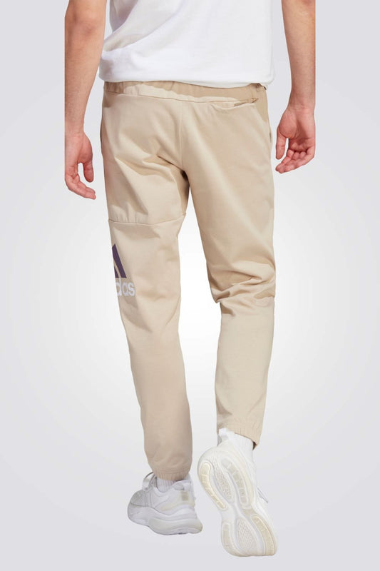 ADIDAS - מכנסיים ארוכים לגברים ESSENTIALS SINGLE JERSEY TAPERED בצבע בז' - MASHBIR//365