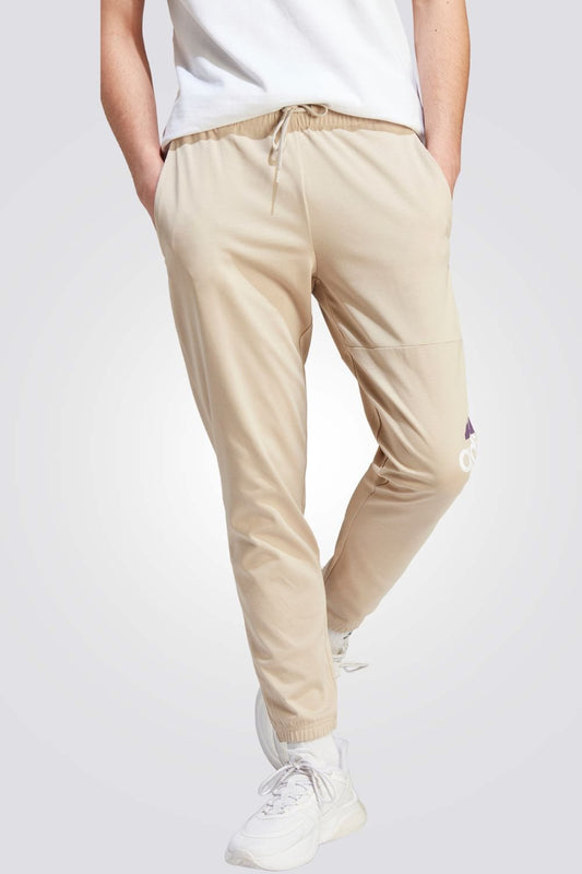ADIDAS - מכנסיים ארוכים לגברים ESSENTIALS SINGLE JERSEY TAPERED בצבע בז' - MASHBIR//365