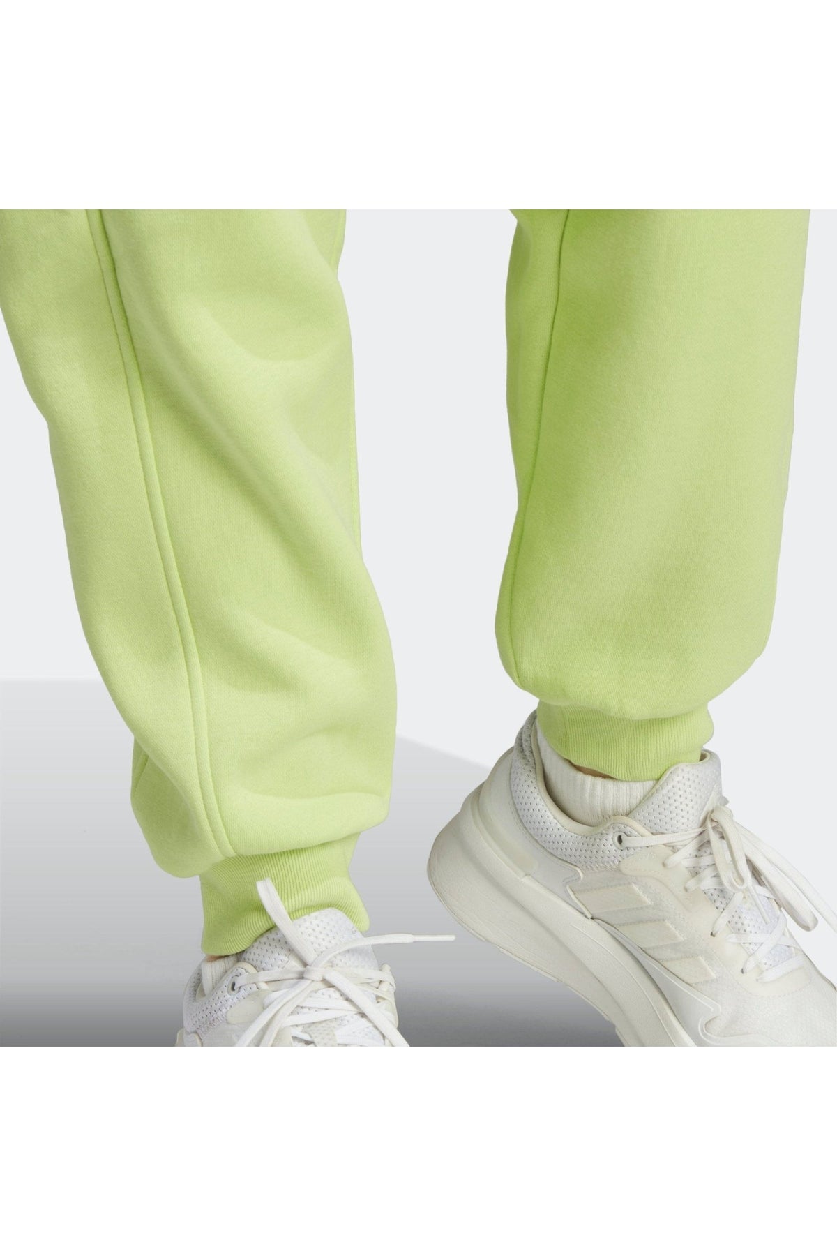 ADIDAS - מכנסיים ארוכים לנשים ALL SZN בצבע ירוק זוהר - MASHBIR//365