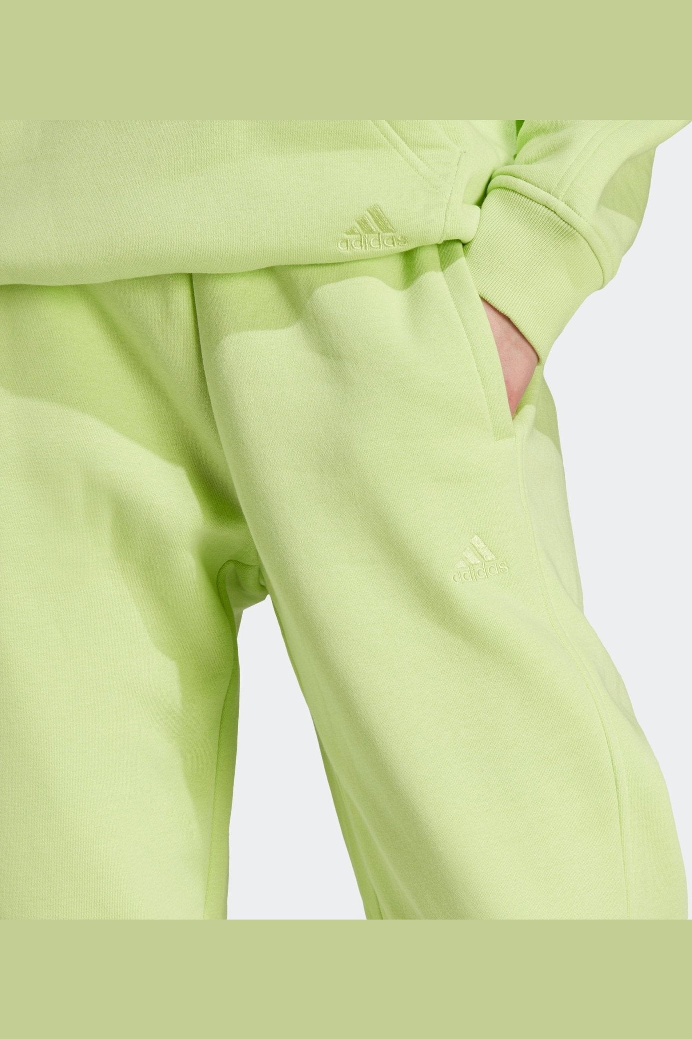 ADIDAS - מכנסיים ארוכים לנשים ALL SZN בצבע ירוק זוהר - MASHBIR//365