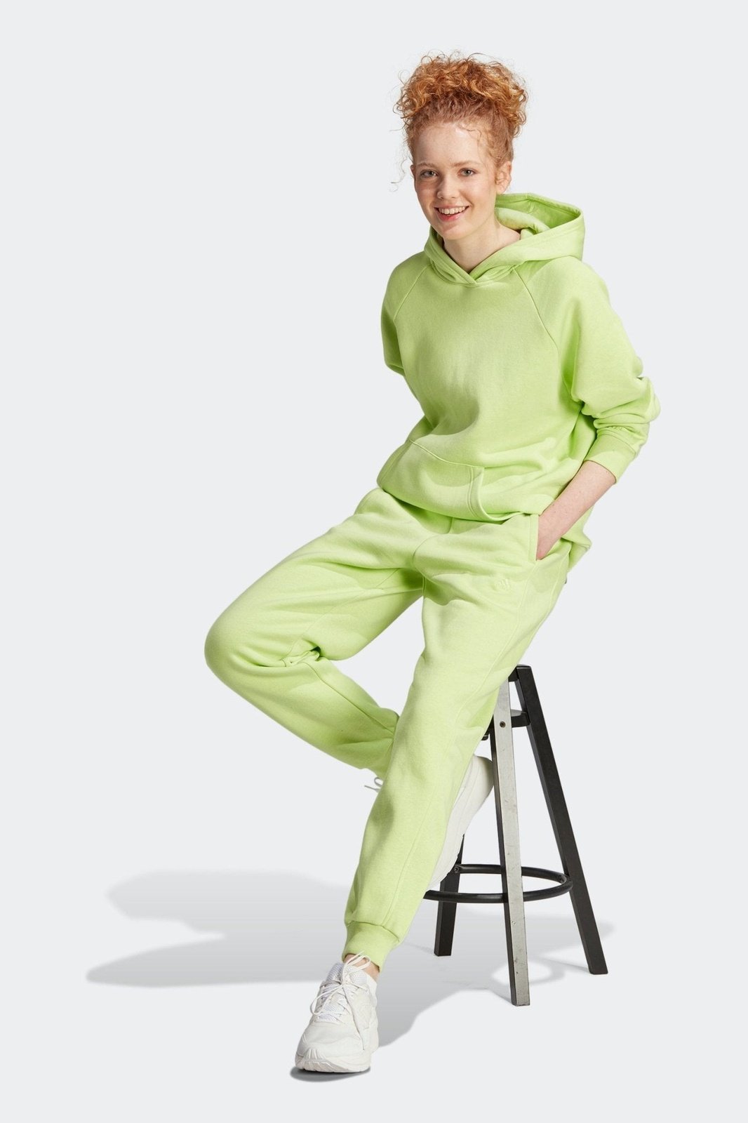 ADIDAS - מכנסיים ארוכים לנשים ALL SZN בצבע ירוק זוהר - MASHBIR//365