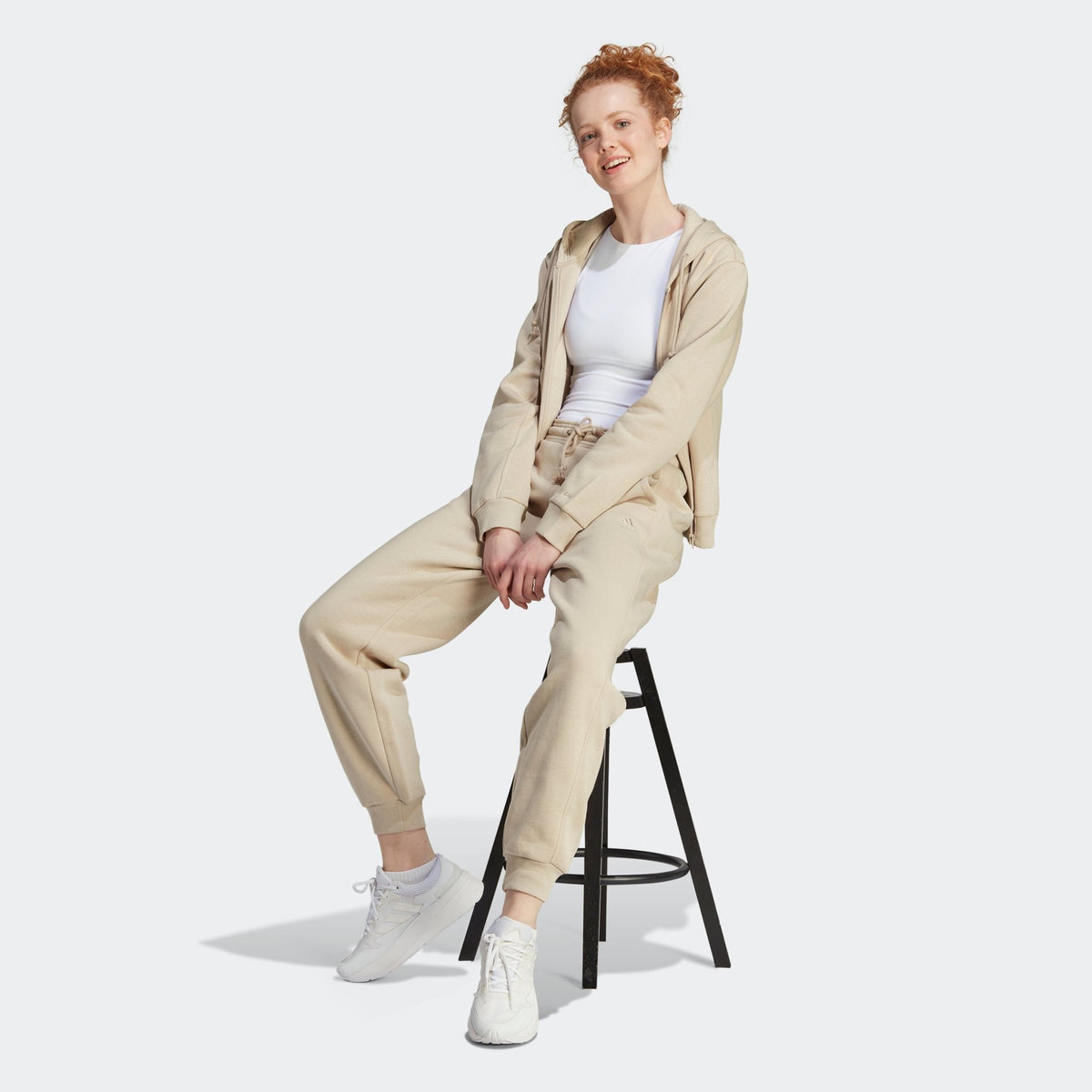 ADIDAS - מכנסיים ארוכים לנשים ALL SZN FLEECE בצבע בז' - MASHBIR//365