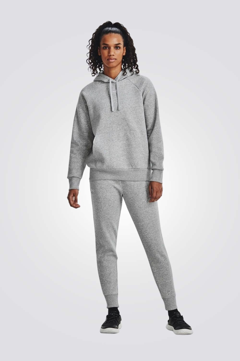 UNDER ARMOUR - מכנסיים ארוכים לנשים בצבע אפור - MASHBIR//365