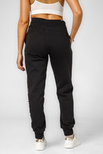 PUMA - מכנסיים ארוכים לנשים ESS בצבע שחור - MASHBIR//365