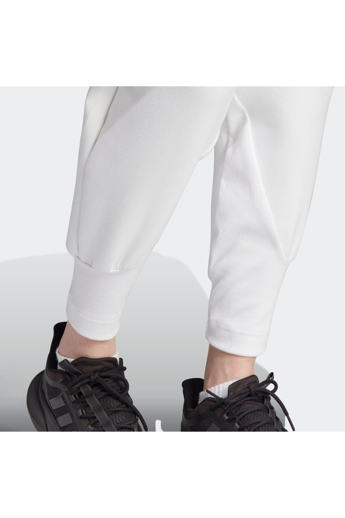 ADIDAS - מכנסיים ארוכים לנשים Z.N.E בצבע לבן - MASHBIR//365