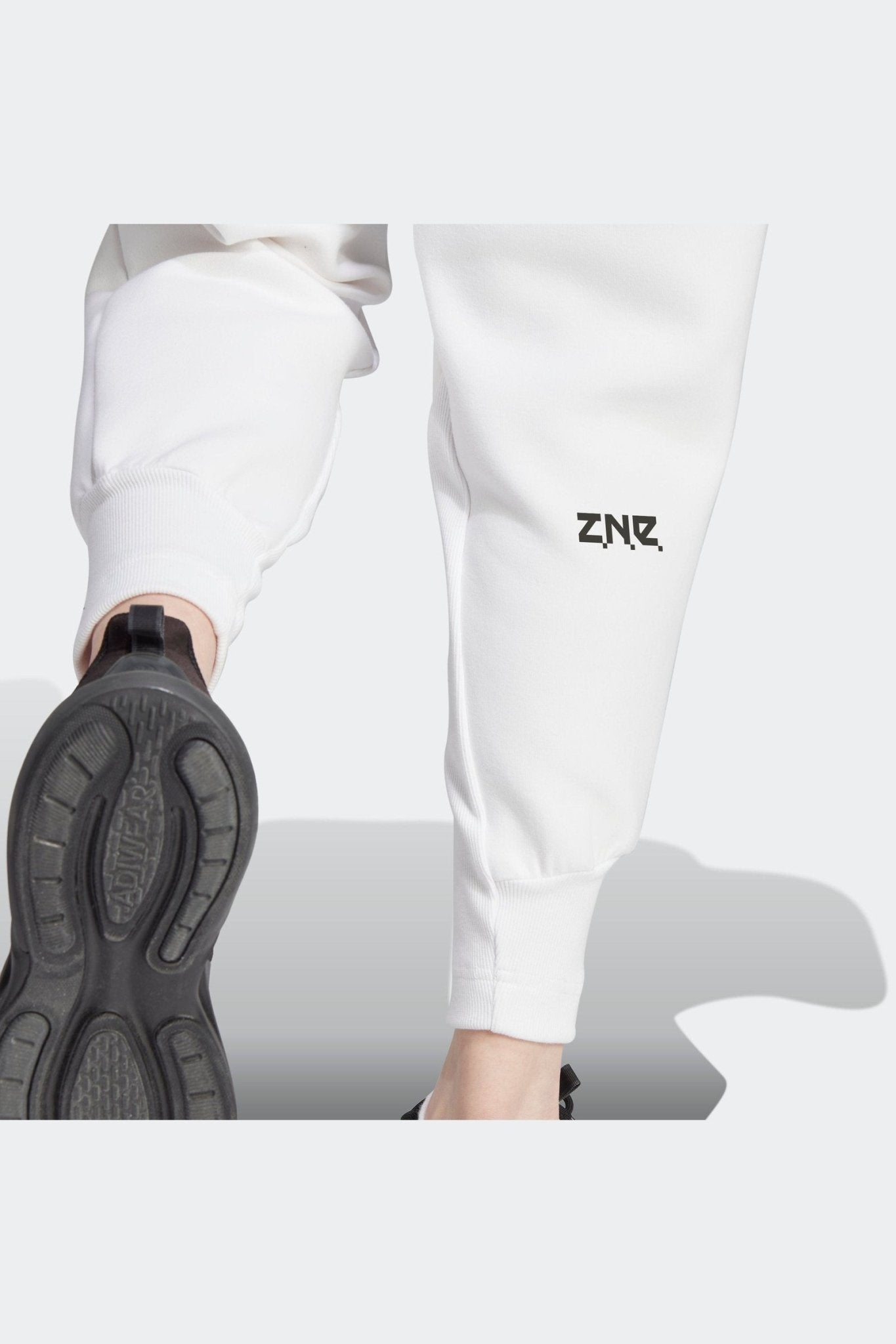 ADIDAS - מכנסיים ארוכים לנשים Z.N.E בצבע לבן - MASHBIR//365