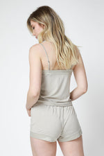 KENNETH COLE - מכנסיים קצרים בגימור סאטן בז' - MASHBIR//365