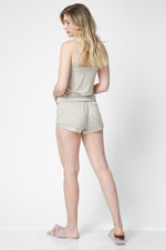 KENNETH COLE - מכנסיים קצרים בגימור סאטן בז' - MASHBIR//365