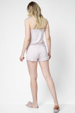 KENNETH COLE - מכנסיים קצרים בגימור סאטן ורוד בהיר - MASHBIR//365