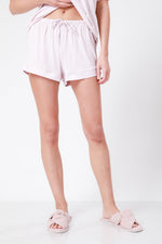 KENNETH COLE - מכנסיים קצרים בגימור סאטן ורוד בהיר - MASHBIR//365