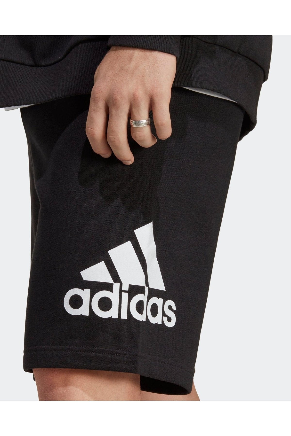 ADIDAS - מכנסיים קצרים ESSENTIALS BIG LOGO בצבע שחור - MASHBIR//365