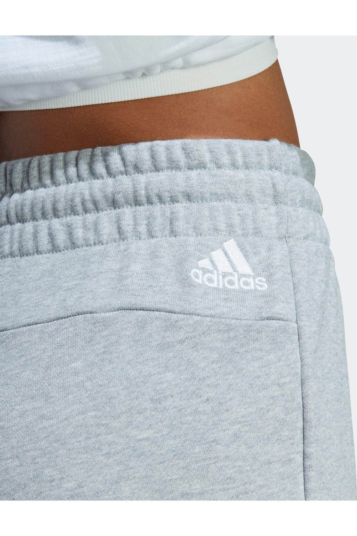 ADIDAS - מכנסיים קצרים ESSENTIALS LINEAR בצבע אפור - MASHBIR//365