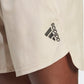 ADIDAS - מכנסיים קצרים לגברים DESIGNED FOR MOVEMENT בצבע בז' - MASHBIR//365