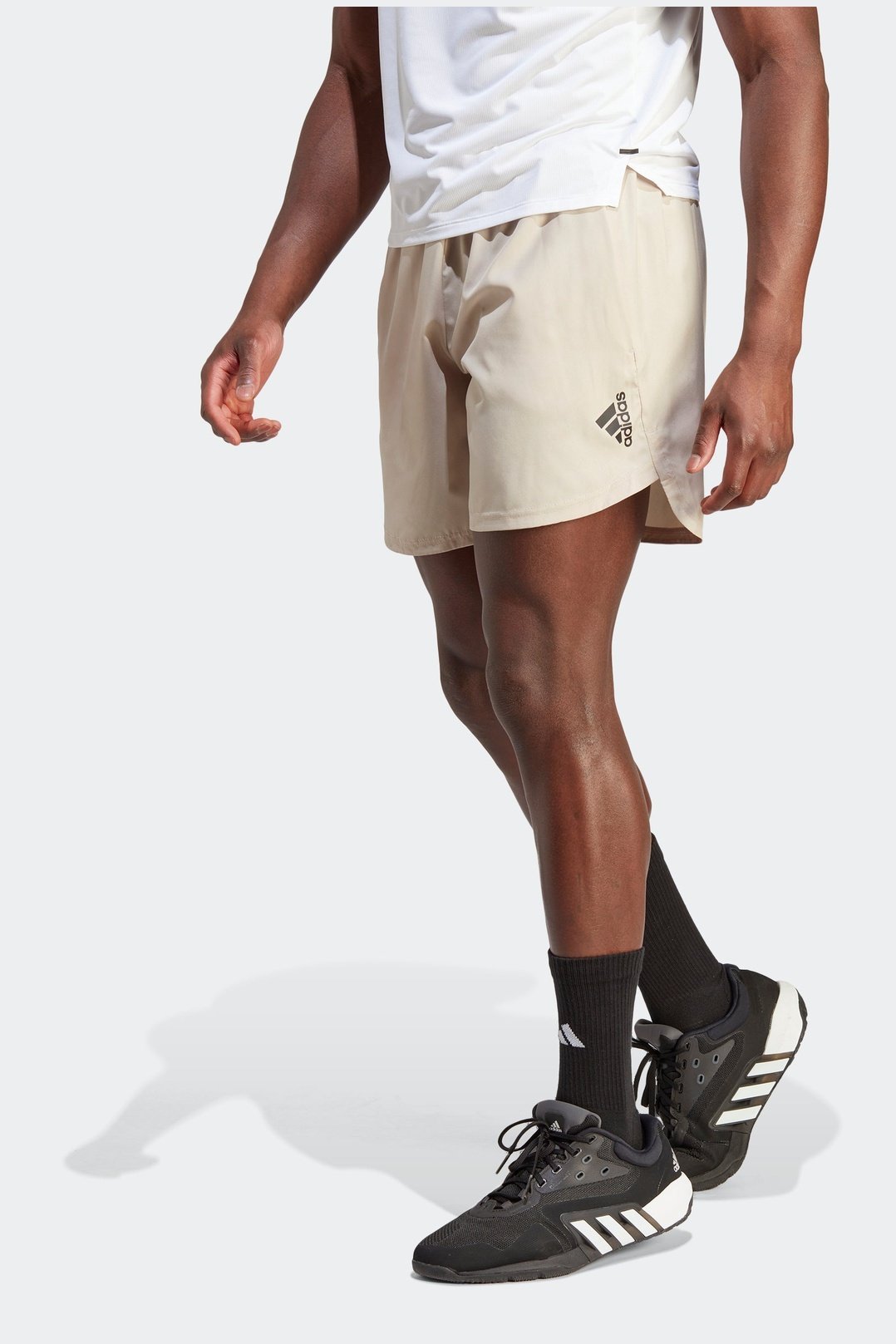 ADIDAS - מכנסיים קצרים לגברים DESIGNED FOR MOVEMENT בצבע בז' - MASHBIR//365