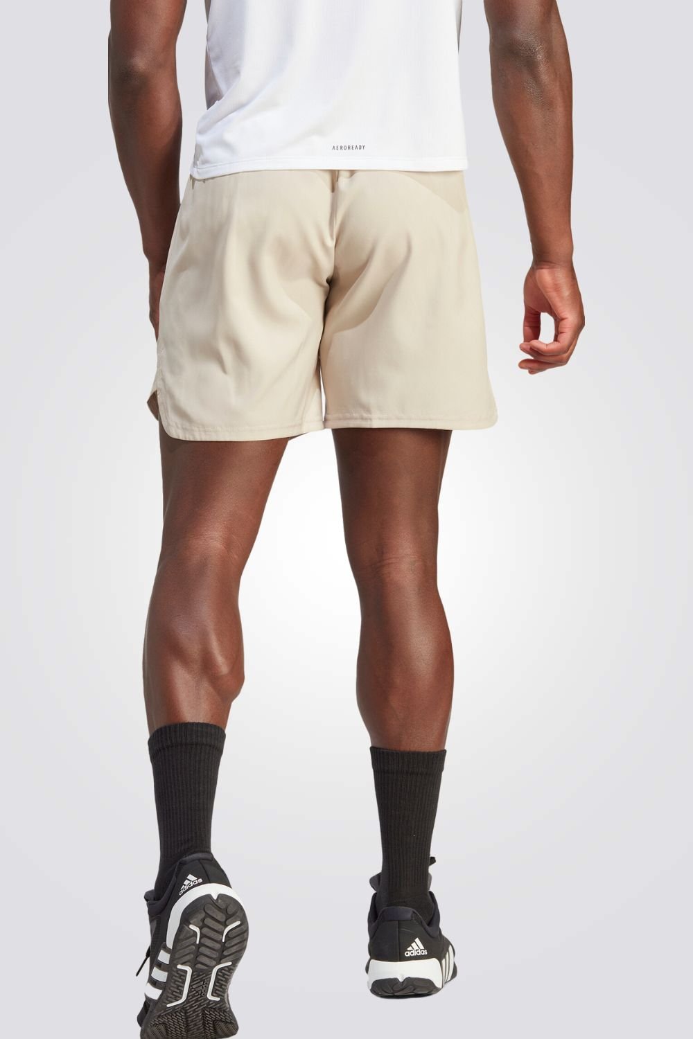 ADIDAS - מכנסיים קצרים לגברים DESIGNED FOR MOVEMENT בצבע בז' - MASHBIR//365