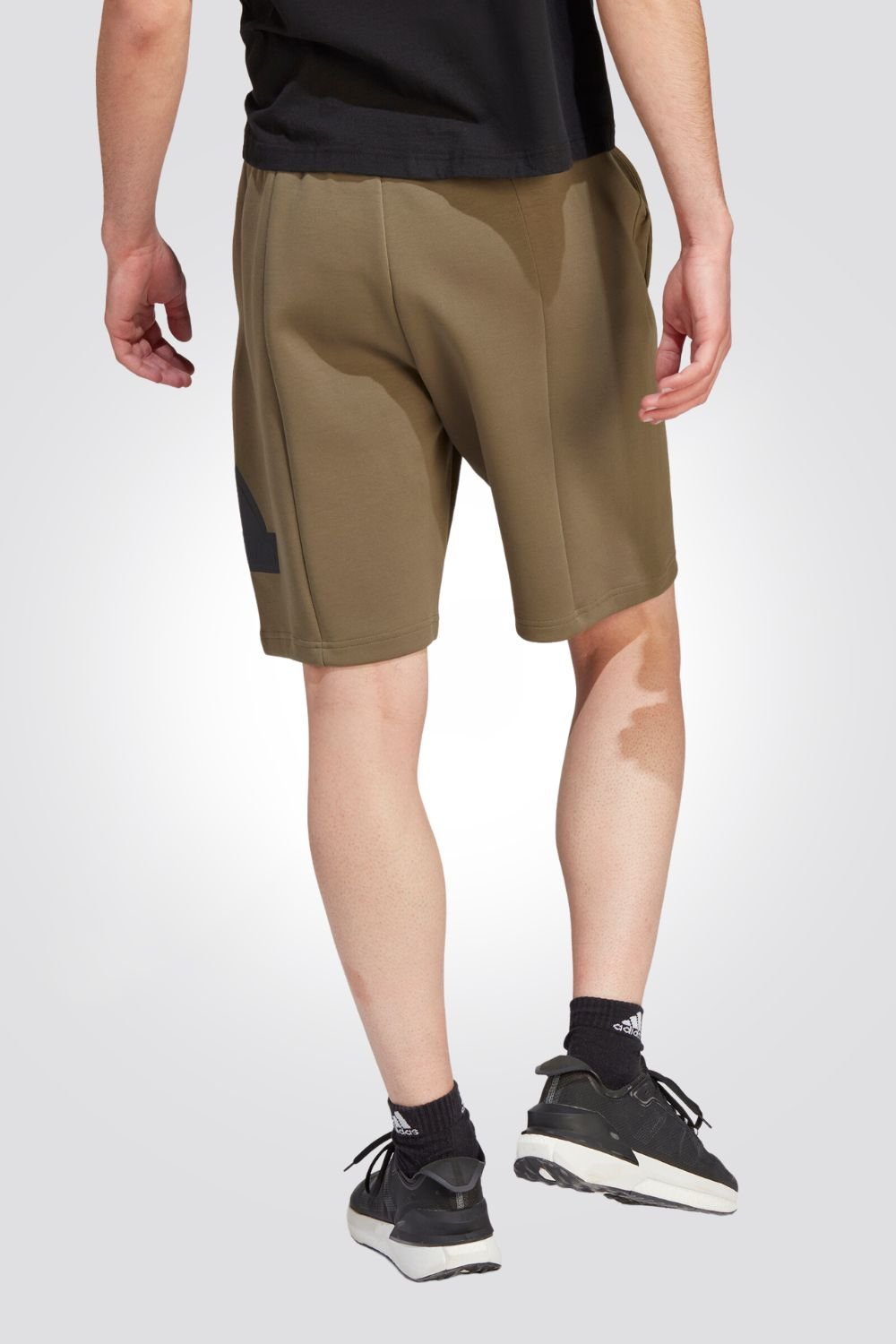 ADIDAS - מכנסיים קצרים לגברים FUTURE ICONS בצבע זית חום - MASHBIR//365