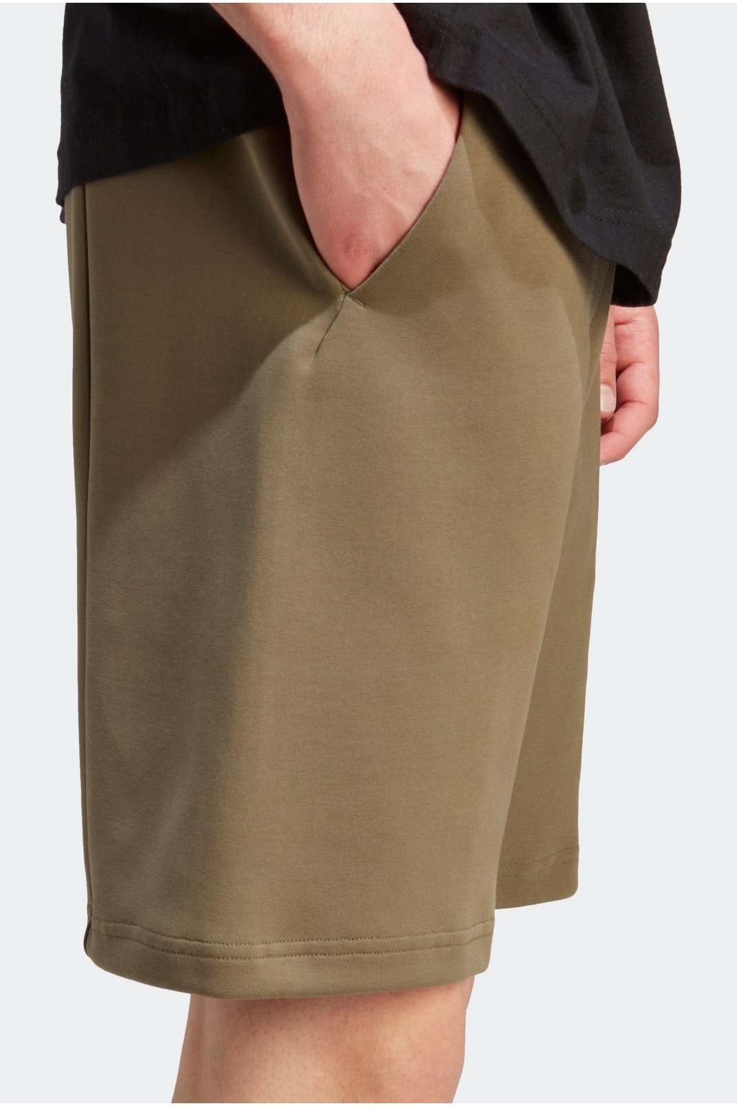 ADIDAS - מכנסיים קצרים לגברים FUTURE ICONS בצבע זית חום - MASHBIR//365