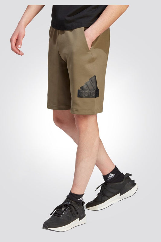 ADIDAS - מכנסיים קצרים לגברים FUTURE ICONS בצבע זית חום - MASHBIR//365