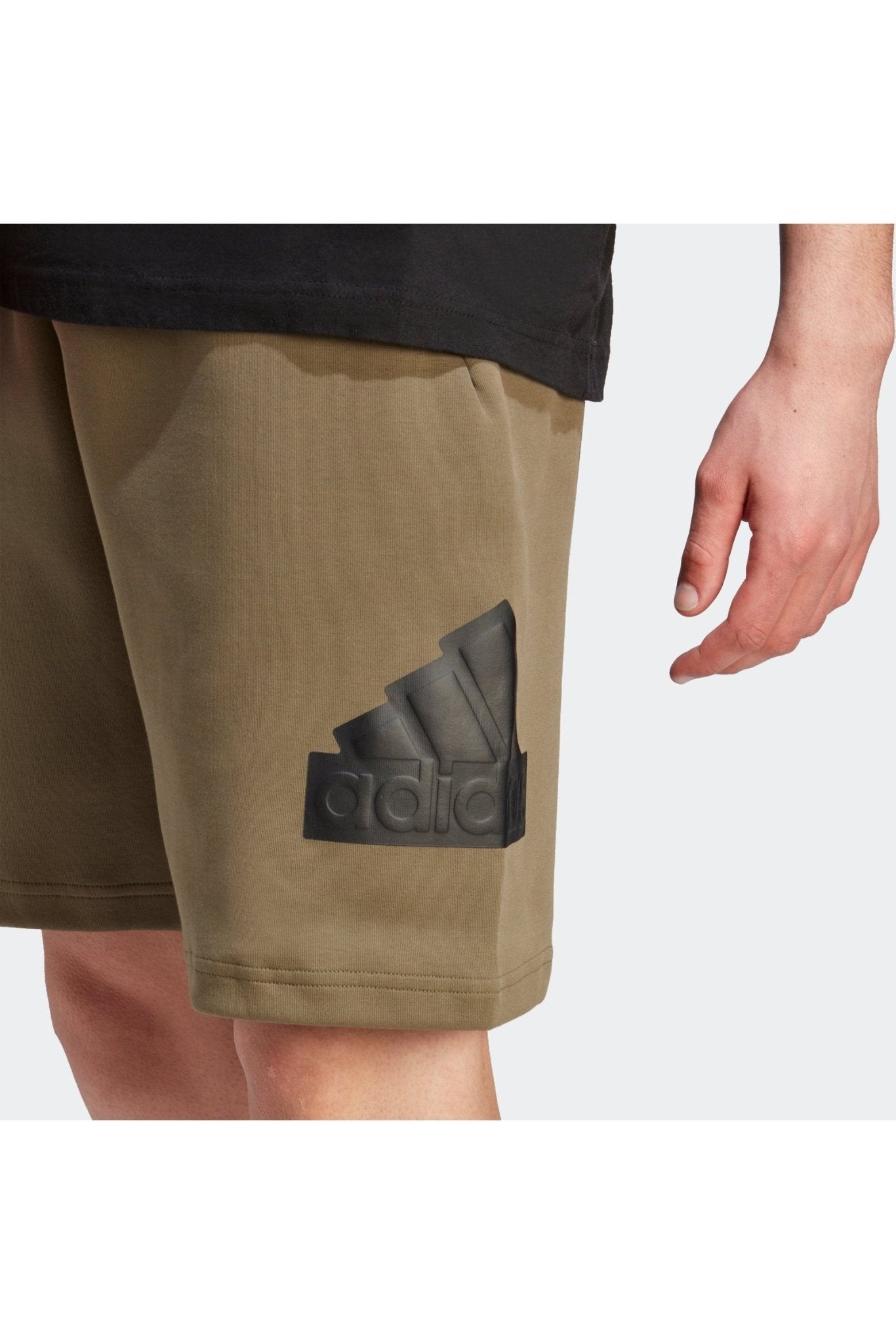 ADIDAS - מכנסיים קצרים לגברים FUTURE ICONS בצבע זית חום - MASHBIR//365