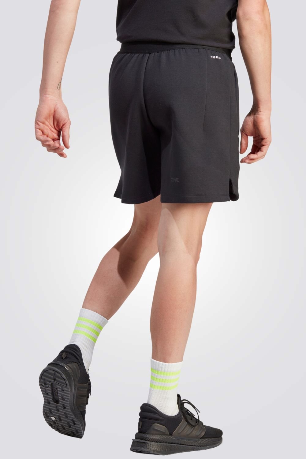 ADIDAS - מכנסיים קצרים לגברים Z.N.E PREMIUM בצבע שחור - MASHBIR//365