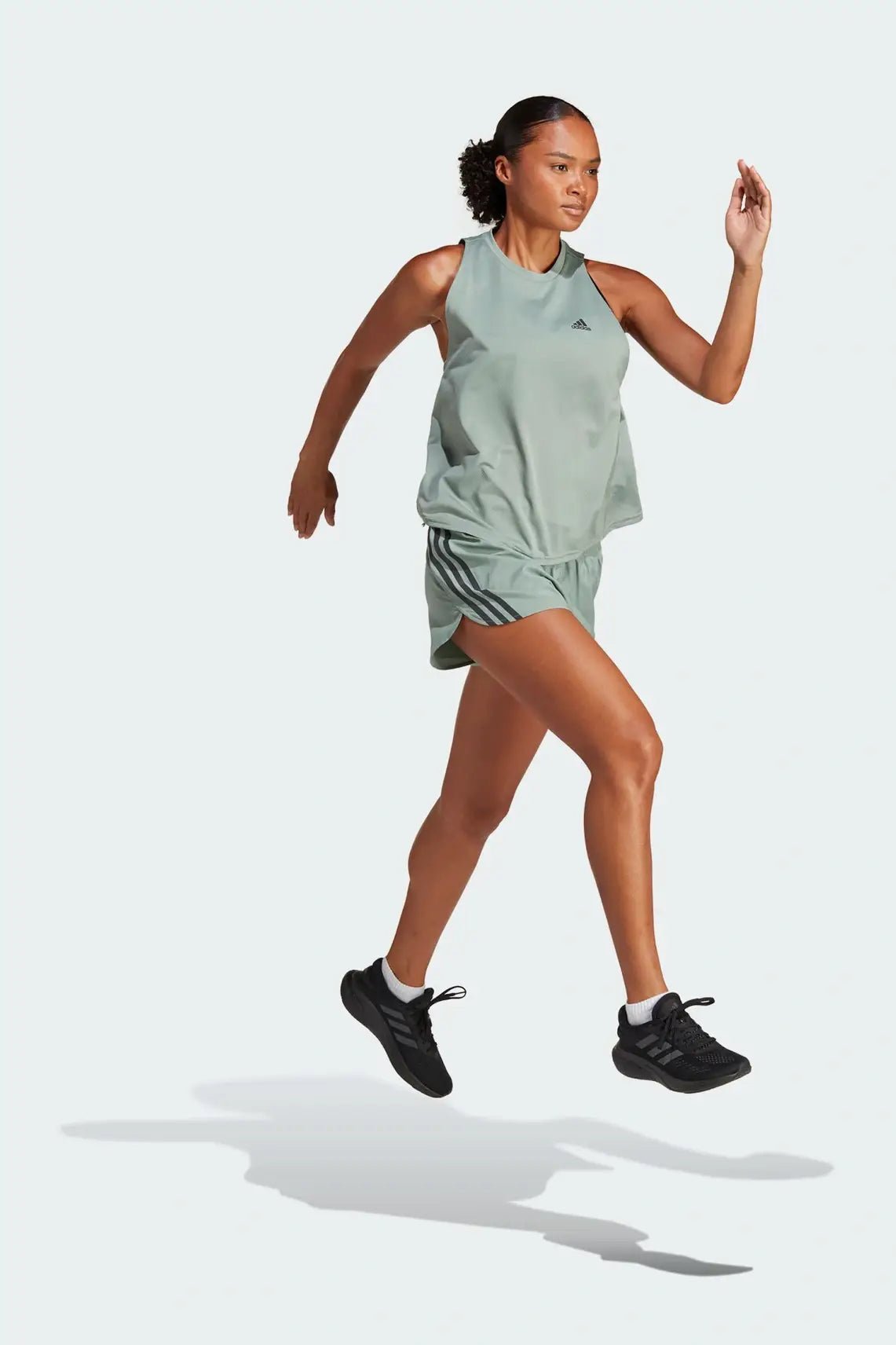 ADIDAS - מכנסיים קצרים לנשים בצבע ירוק - MASHBIR//365