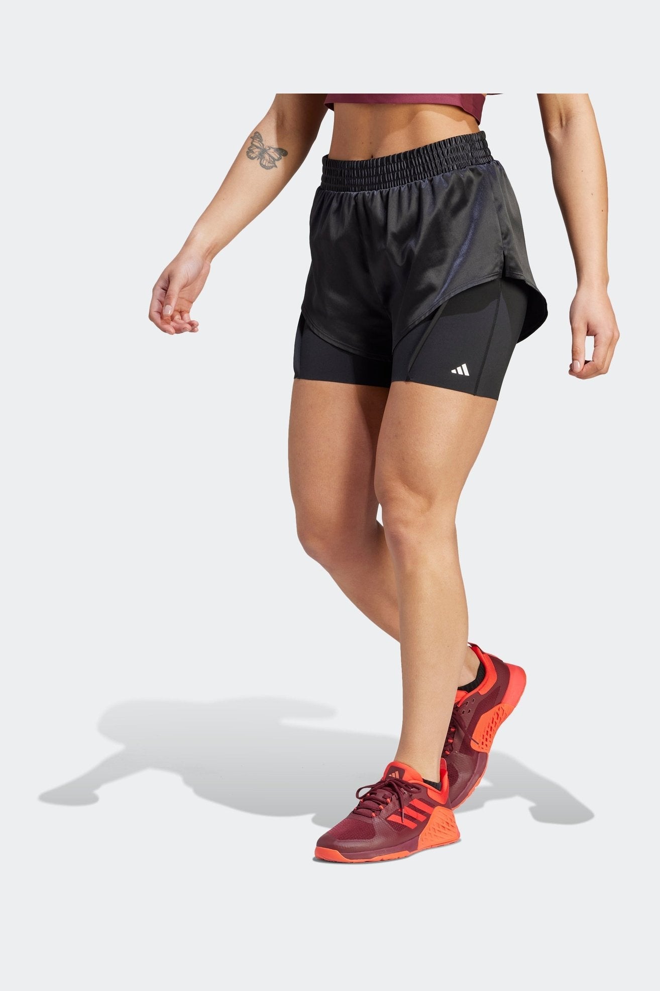 ADIDAS - מכנסיים קצרים לנשים POWER 2 IN 1 בצבע שחור ולבן - MASHBIR//365