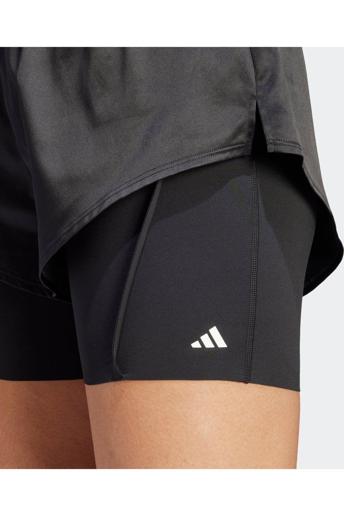 ADIDAS - מכנסיים קצרים לנשים POWER 2 IN 1 בצבע שחור ולבן - MASHBIR//365