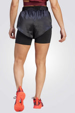 ADIDAS - מכנסיים קצרים לנשים POWER 2 IN 1 בצבע שחור ולבן - MASHBIR//365
