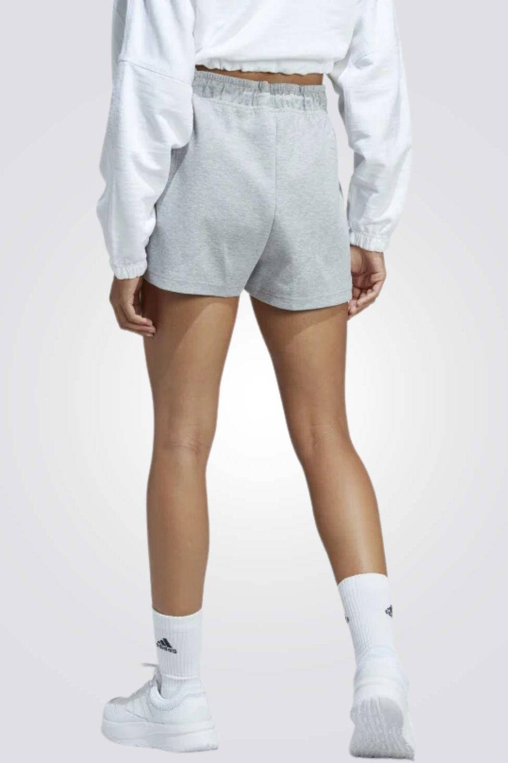 ADIDAS - מכנסיים קצרים לנשים W FI 3S SHORT בצבע אפור בהיר - MASHBIR//365