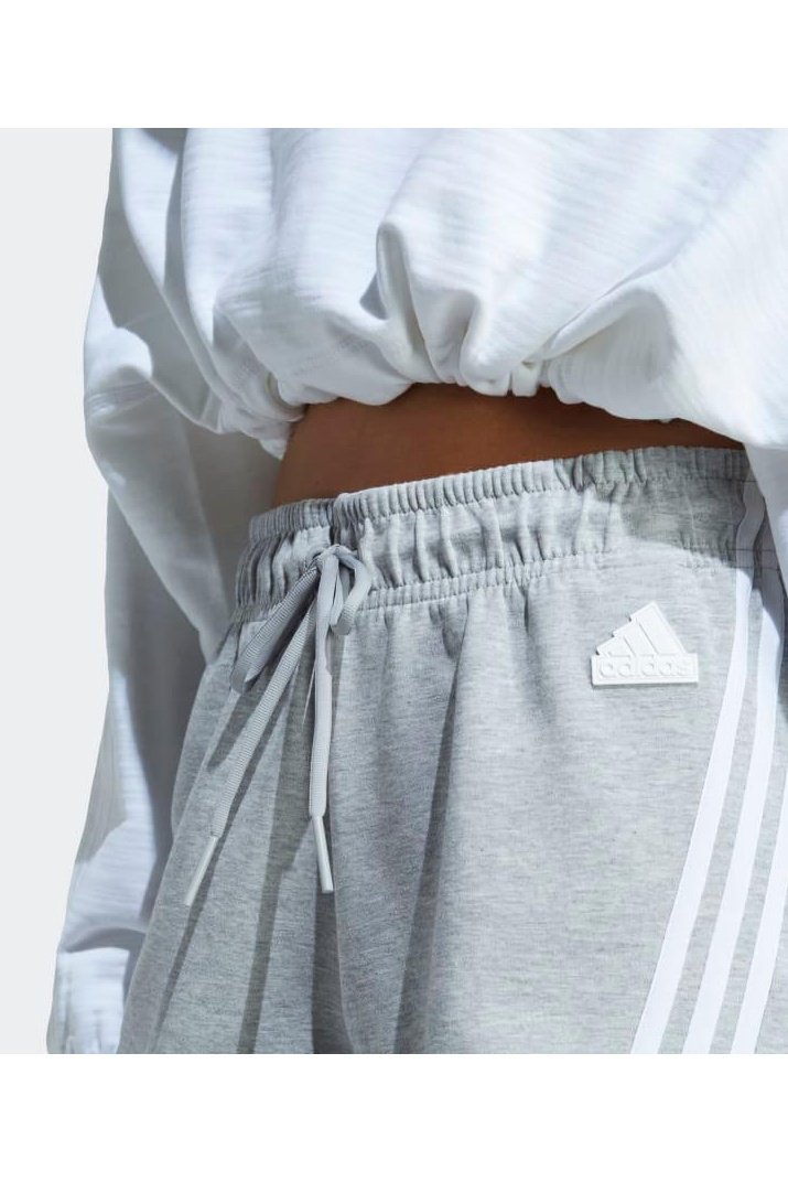 ADIDAS - מכנסיים קצרים לנשים W FI 3S SHORT בצבע אפור בהיר - MASHBIR//365