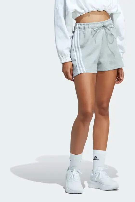 ADIDAS - מכנסיים קצרים לנשים W FI 3S SHORT בצבע אפור בהיר - MASHBIR//365