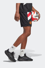ADIDAS - מכנסיים קצרים MANCHESTER UNITED לגבר בצבע שחור - MASHBIR//365