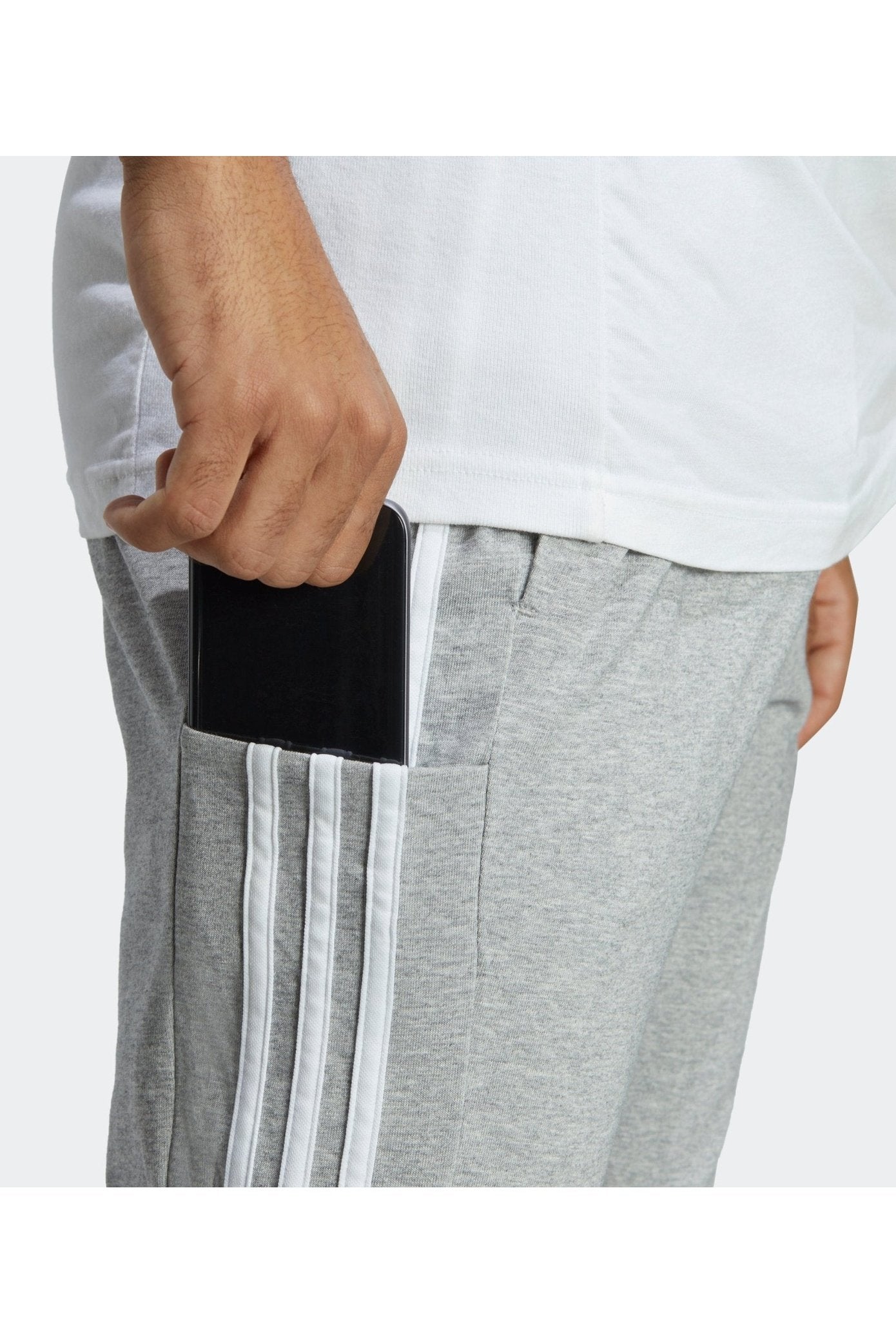 ADIDAS - מכנסיים לגברים ESSENTIALS בצבע אפור - MASHBIR//365