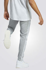 ADIDAS - מכנסיים לגברים ESSENTIALS בצבע אפור - MASHBIR//365