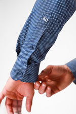 KENNETH COLE - מכופתרת צבע NAVY עם נקודות בצבע לבן - MASHBIR//365