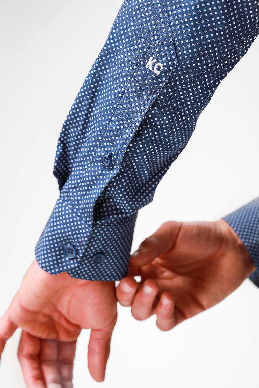 KENNETH COLE - מכופתרת צבע NAVY עם נקודות בצבע לבן - MASHBIR//365