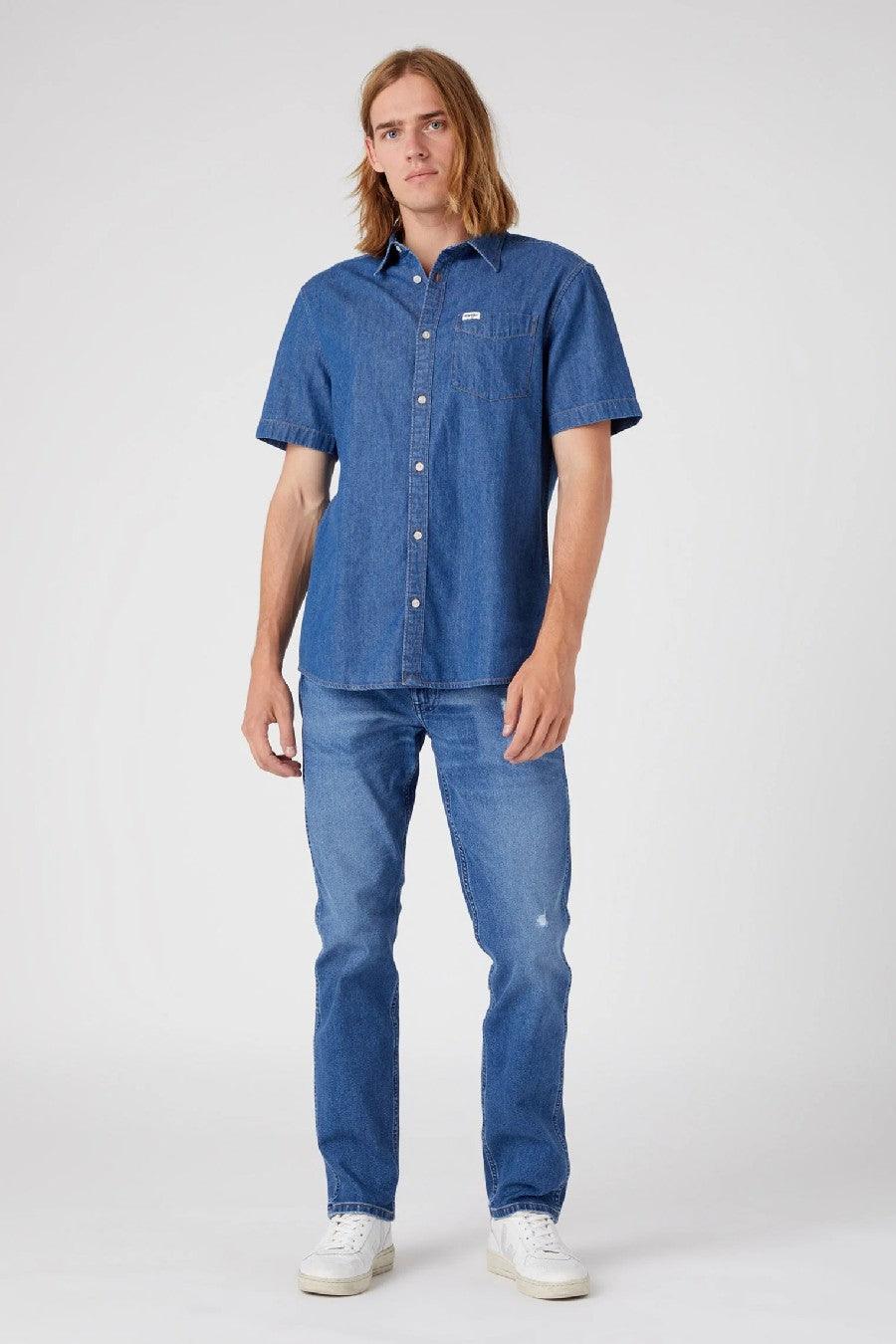 WRANGLER - מכופתרת קצרה DARK STONEWASH בצבע כחול - MASHBIR//365