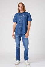 WRANGLER - מכופתרת קצרה DARK STONEWASH בצבע כחול - MASHBIR//365