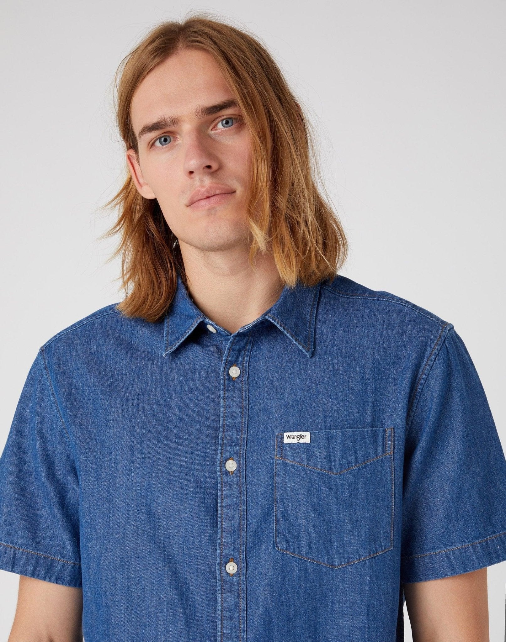 WRANGLER - מכופתרת קצרה DARK STONEWASH בצבע כחול - MASHBIR//365