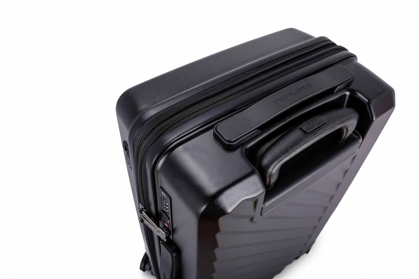 KENNETH COLE - מזוודה קשיחה 20" דגם MANHATTAN בצבע שחור - MASHBIR//365